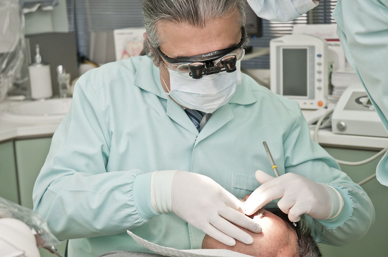 Studiu: 69% dintre românii din orașele mici nu au fost la dentist în ultimii doi ani