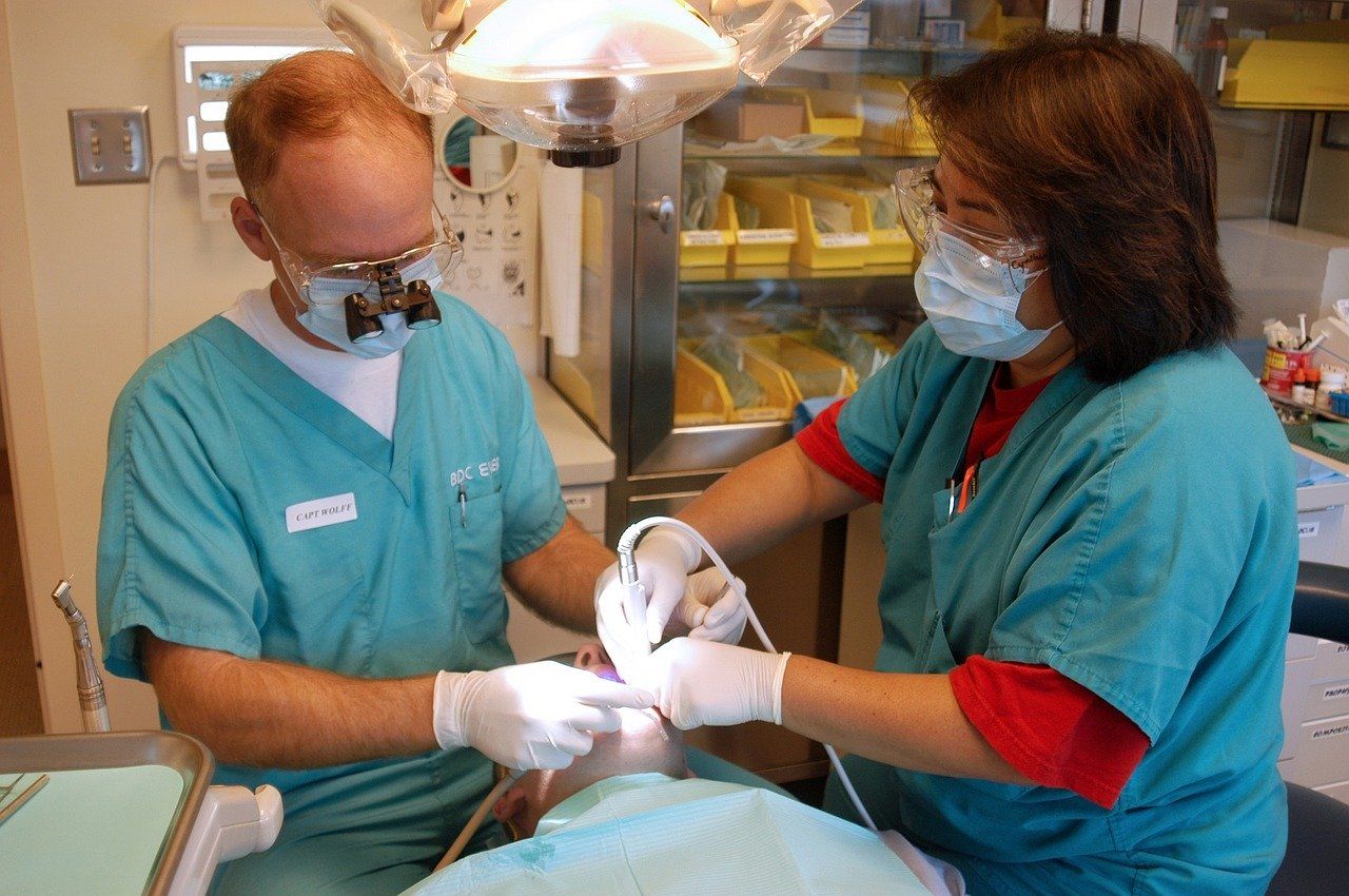 Studiu: 50% dintre români nu se duc la dentist