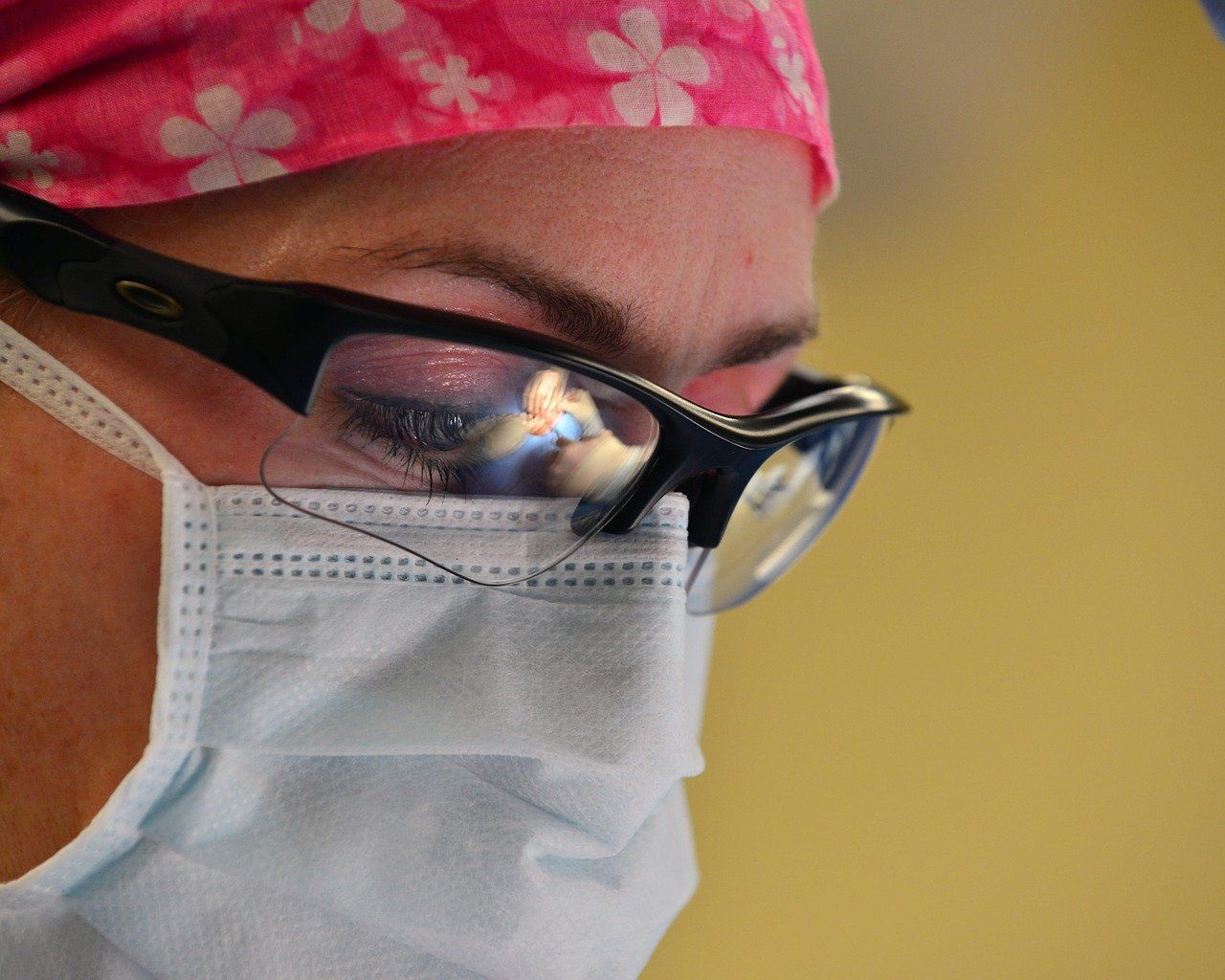 Medic specialist în boli infecțioase: „Ieșim cu pielea înroşită, cu urme pe față de la mască”