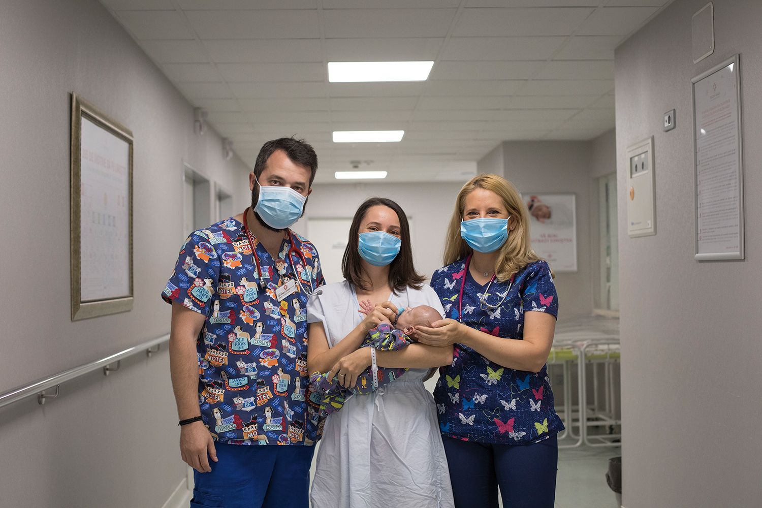 dr. Ionut Mihoci si dr. Dana Zaciu, medici neonatologi alaturi de mamica (in centru, cu bebelusul)