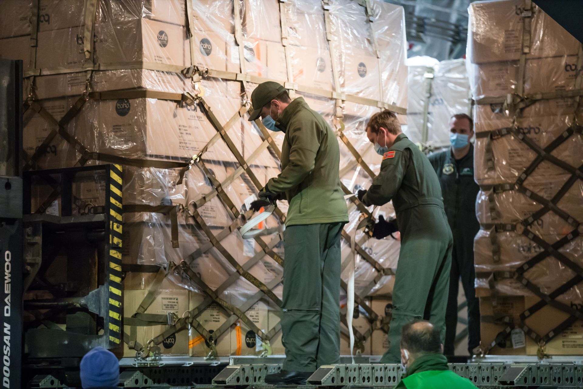 Peste 40 de tone de echipamente medicale din Coreea de Sud au ajuns în România