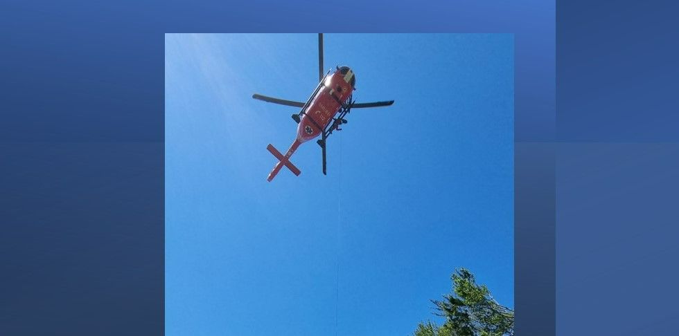 O fetiţă înțepată cu o foarfecă în cap a fost adusă cu elicopterul la Bucureşti