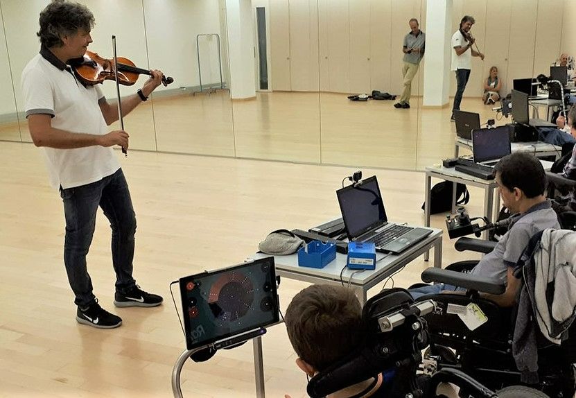 Să cânți cu ochii: tehnologie digitală pentru persoanele cu dizabilități