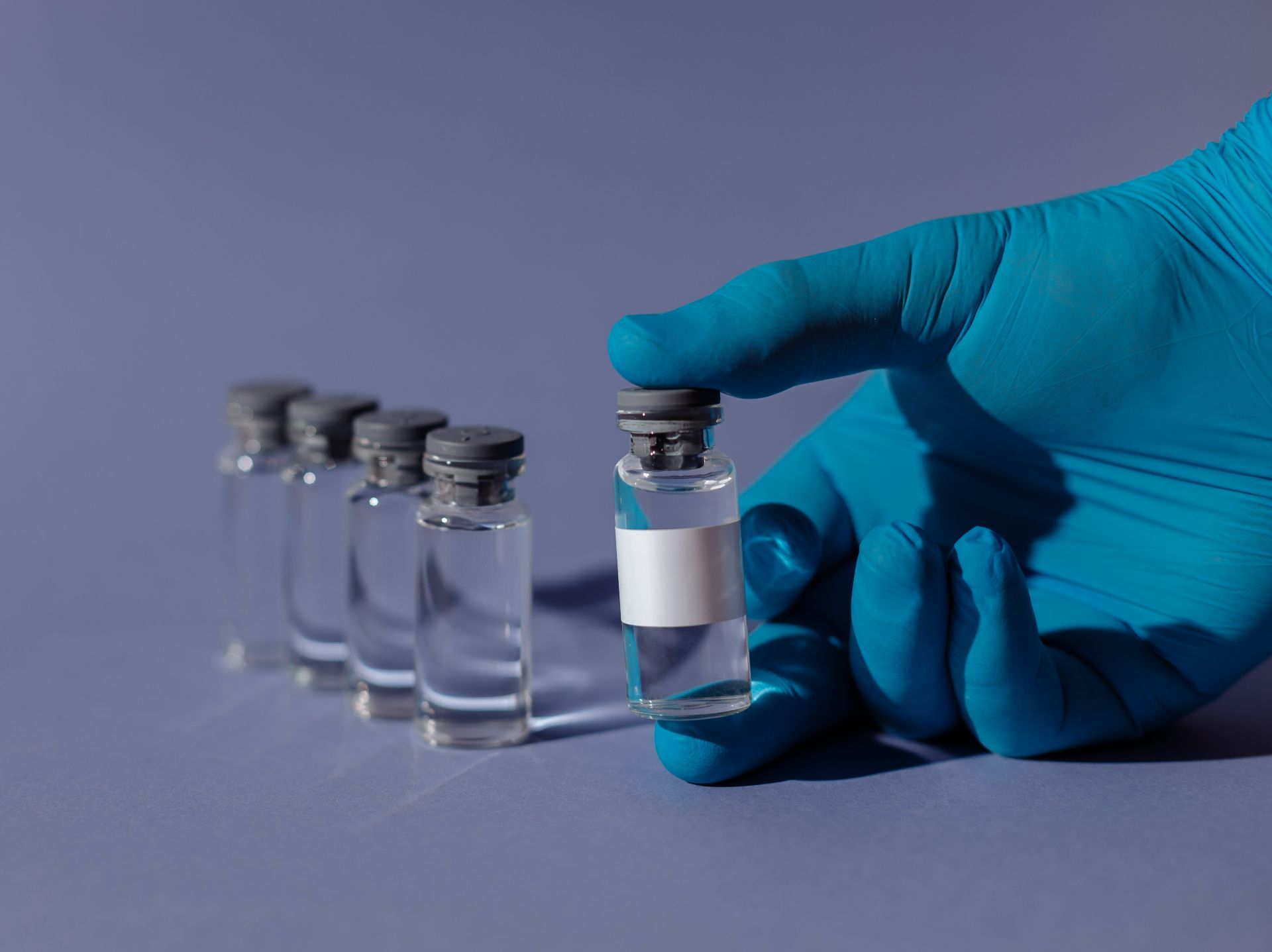 Ce se mai vinde online: false vaccinuri Pfizer și teste PCR negative