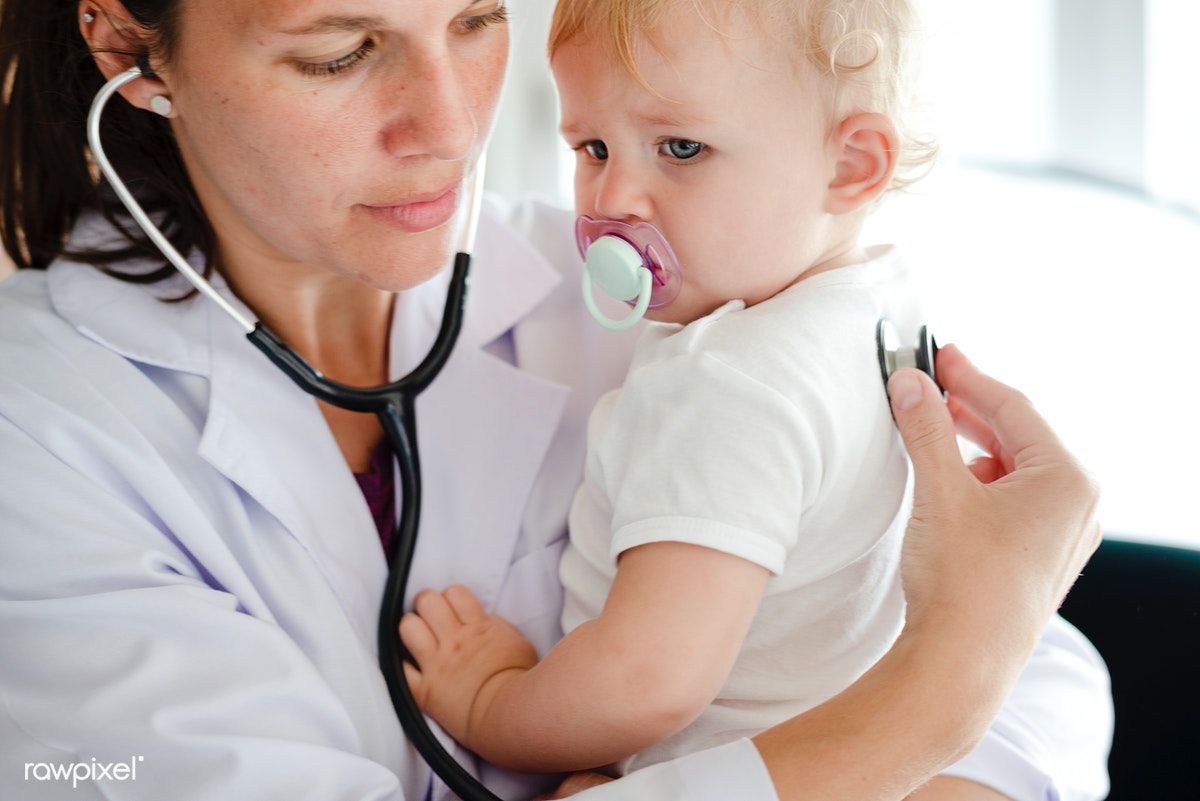 femeie medic copil pediatru