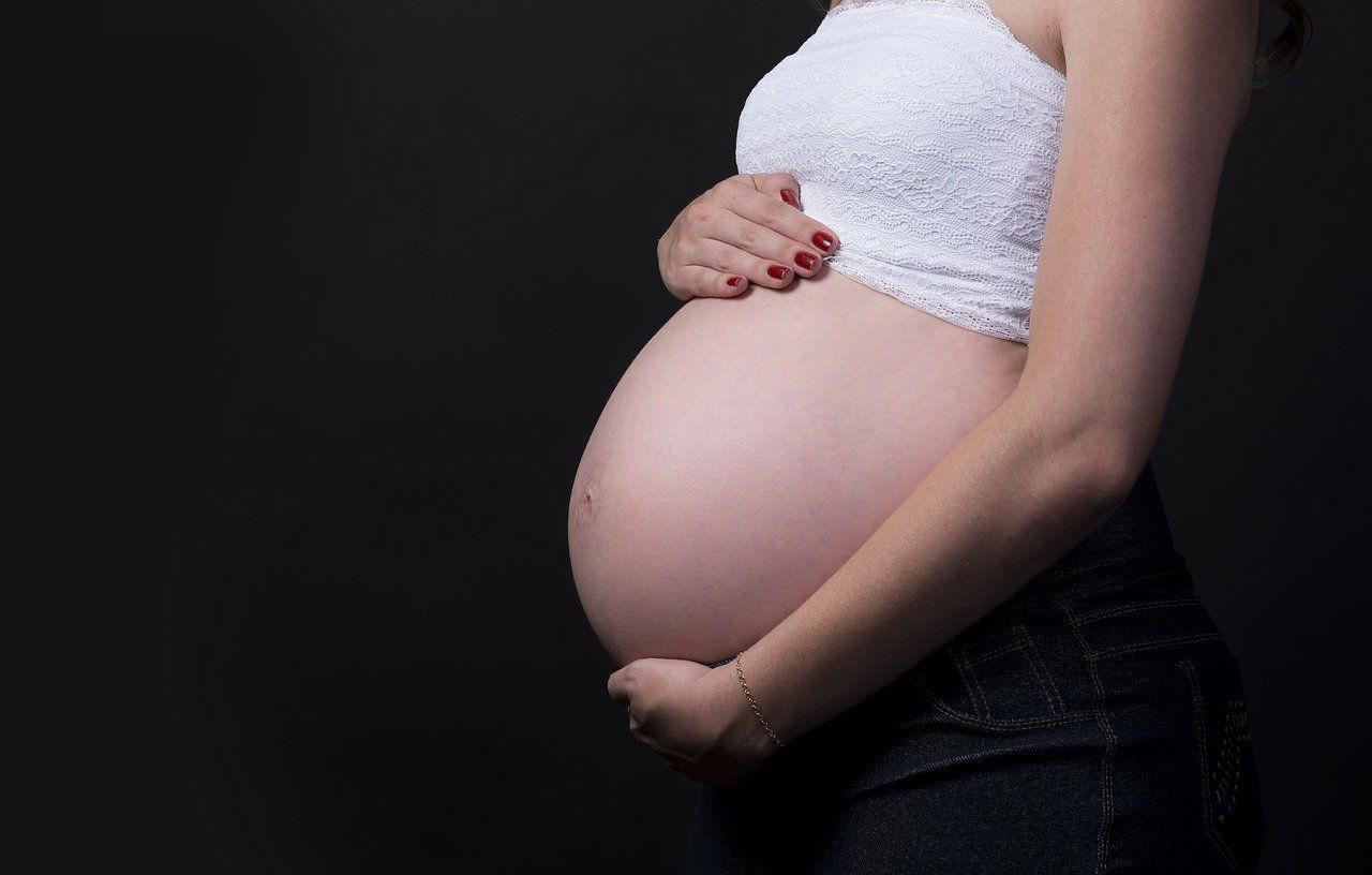 Printre persoanele din București depistate azi cu COVID-19 se află o gravidă și un copil