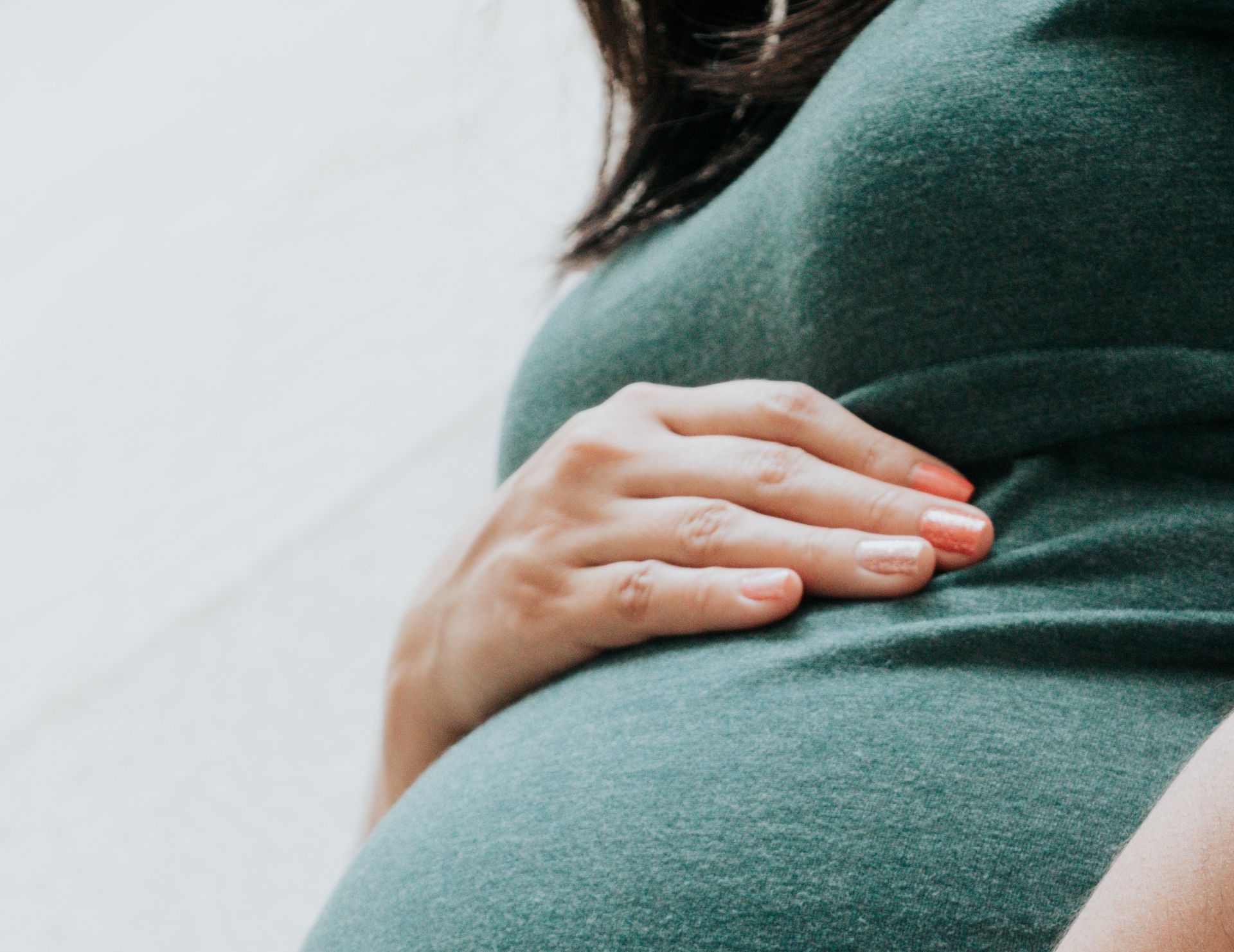 O americancă născută cu două utere este însărcinată cu două fetițe gemene