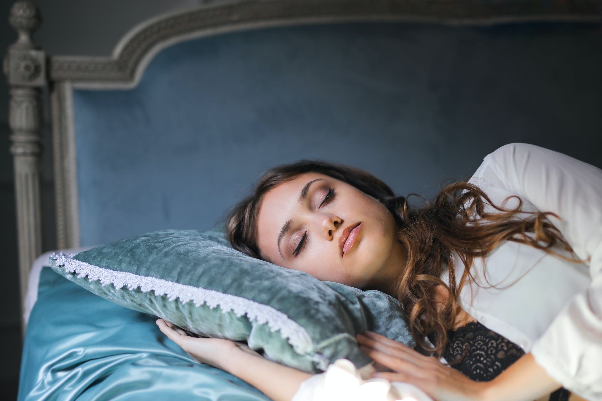 Un hormon al stresului ne „trezește” creierul de o sută de ori pe noapte