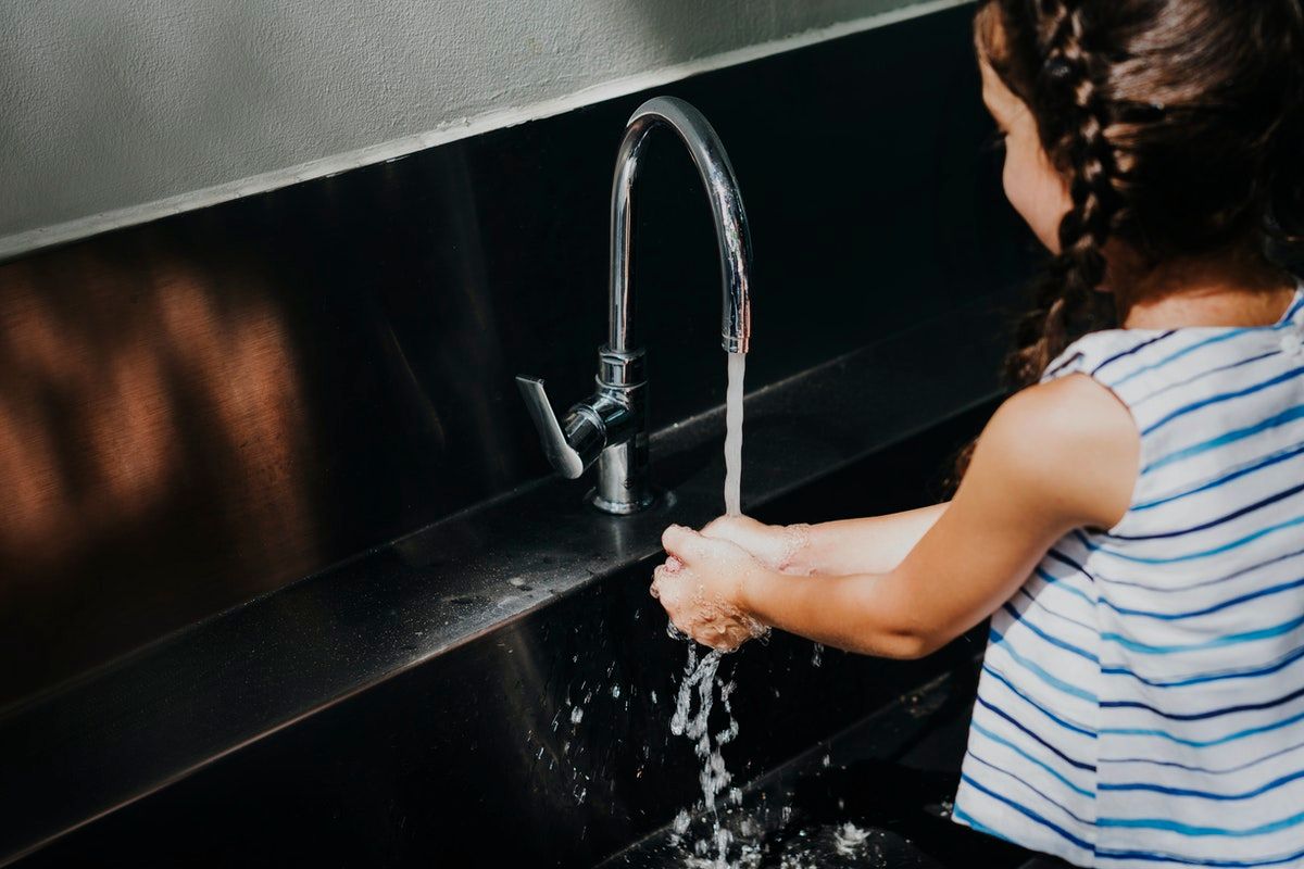 În 2019, două școli din cinci nu aveau facilități pentru spălarea mâinilor