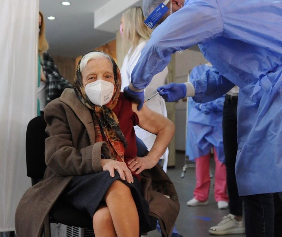O femeie de 105 ani, cea mai vârstnică persoană din București vaccinată anti-COVID