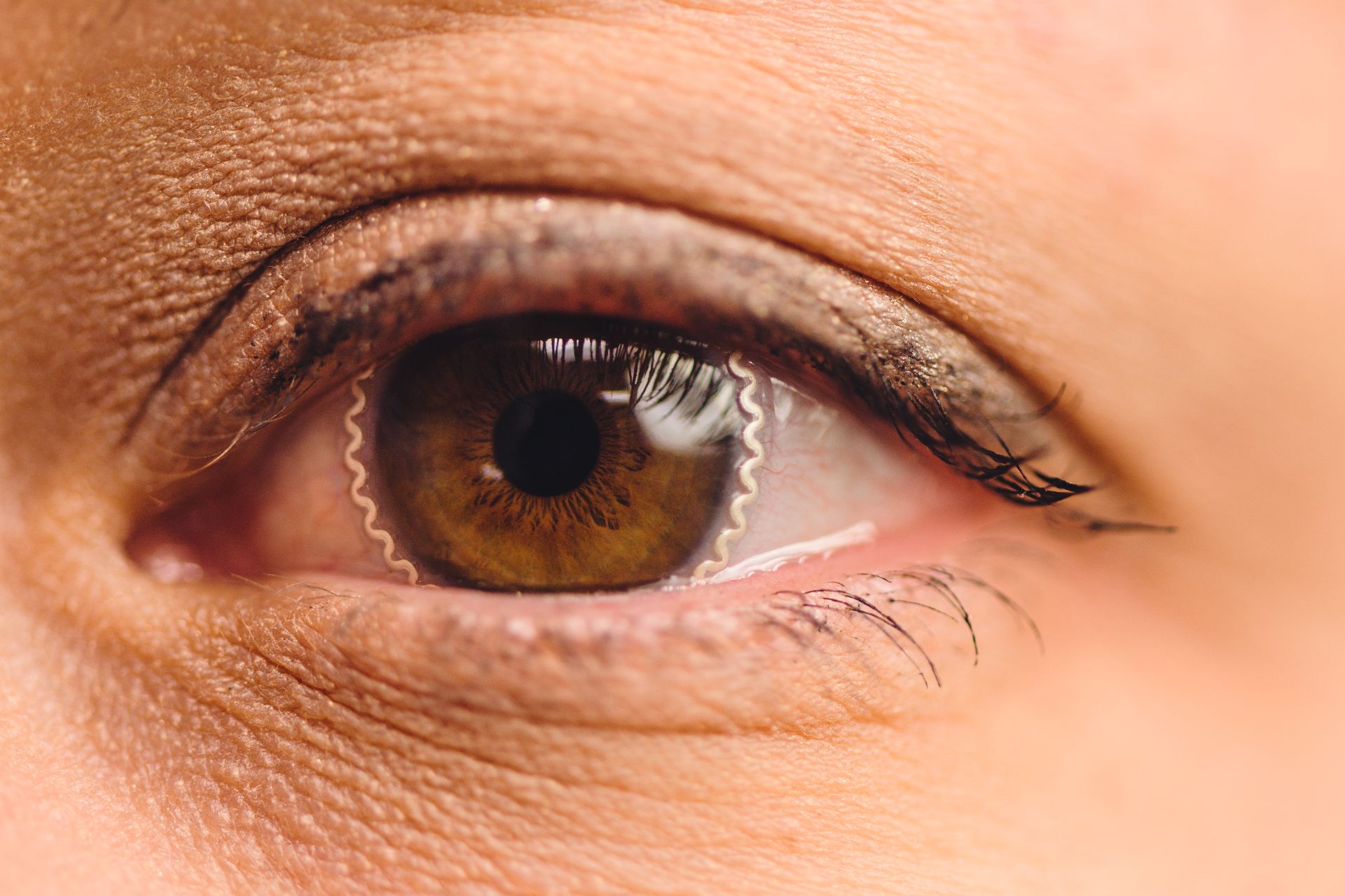 Generație nouă de lentile de contact: sunt smart, moi și măsoară tensiunea intraoculară
