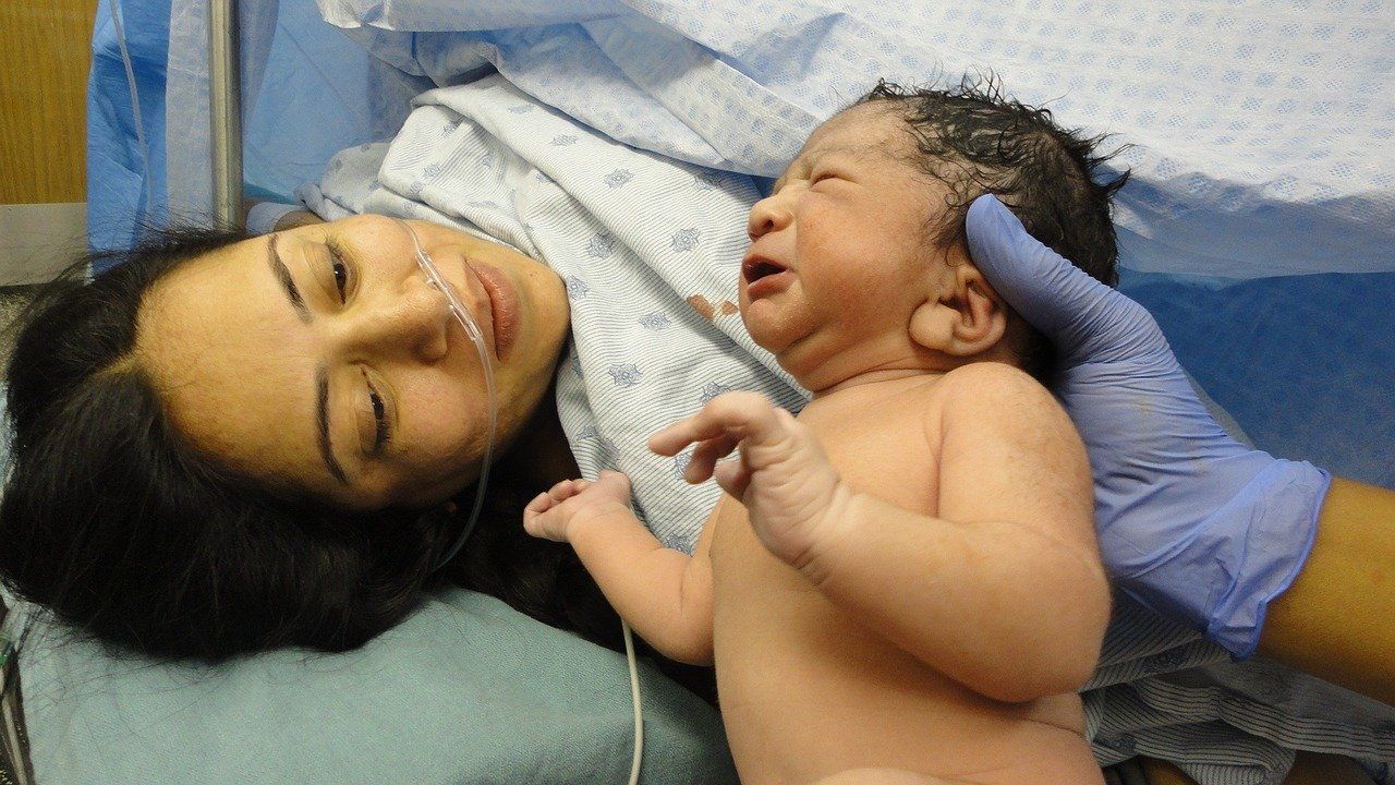 O femeie cu COVID a născut patru bebeluşi la o maternitate din Iași