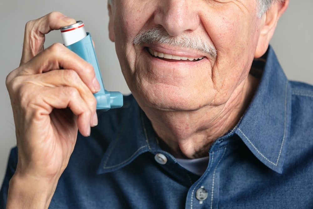 Un medicament folosit pentru astm ar putea împiedica agravarea COVID-19