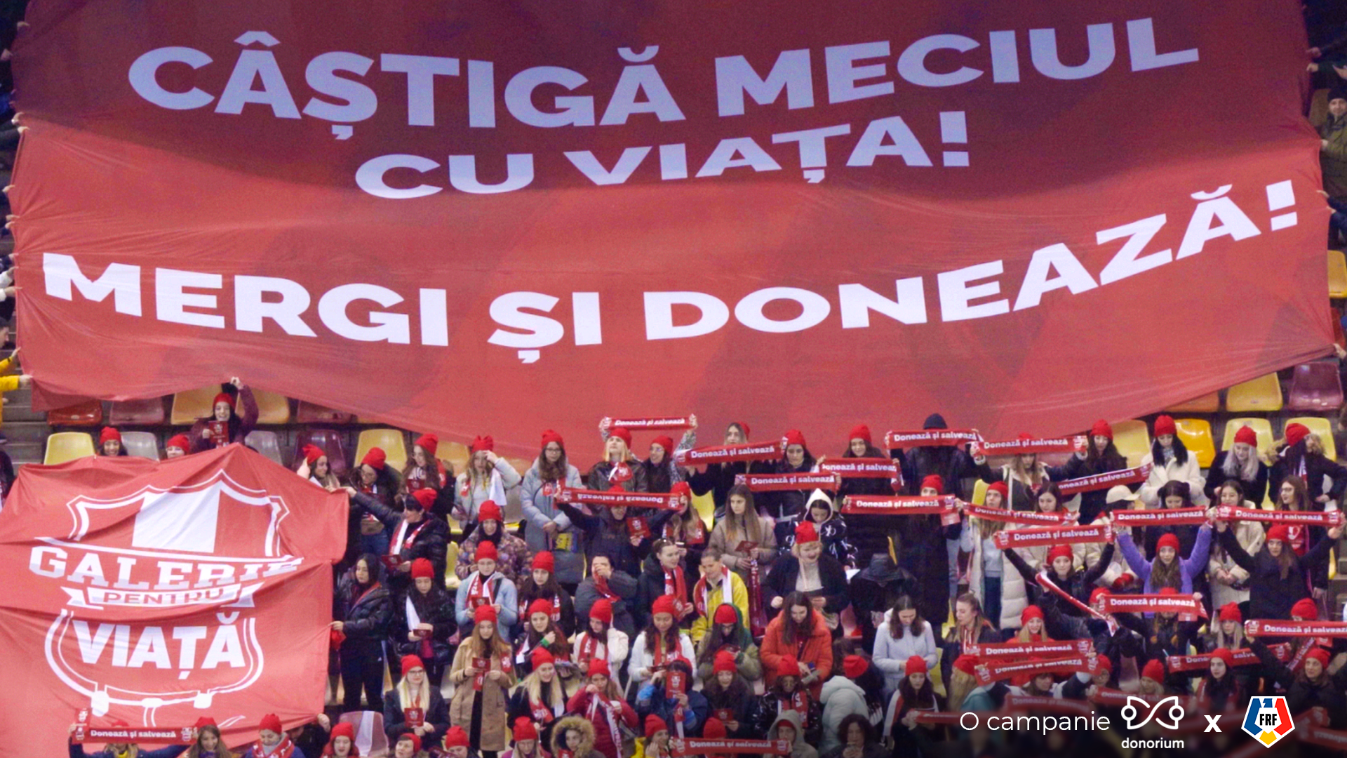 Sute de femei au îndemnat bărbații să doneze sânge la meciul România-Belarus