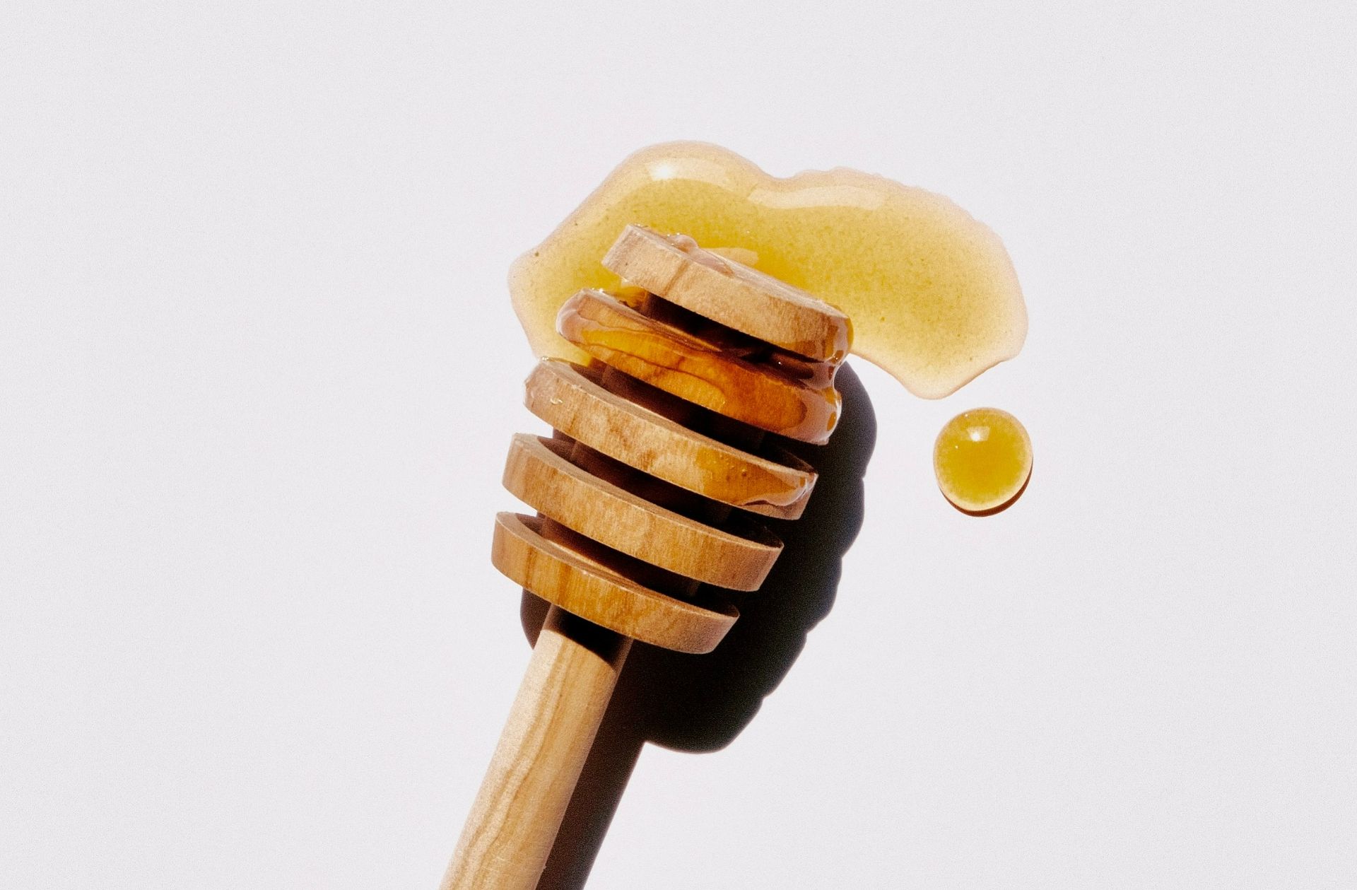 Anchetă de amploare: 46% din mierea importată în Europa e contrafăcută