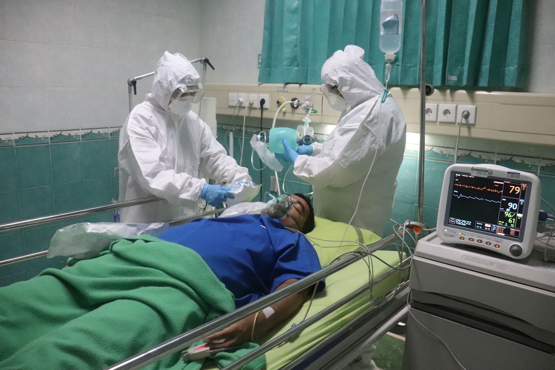 Trei pacienți cu COVID în stare critică, transferați în Polonia