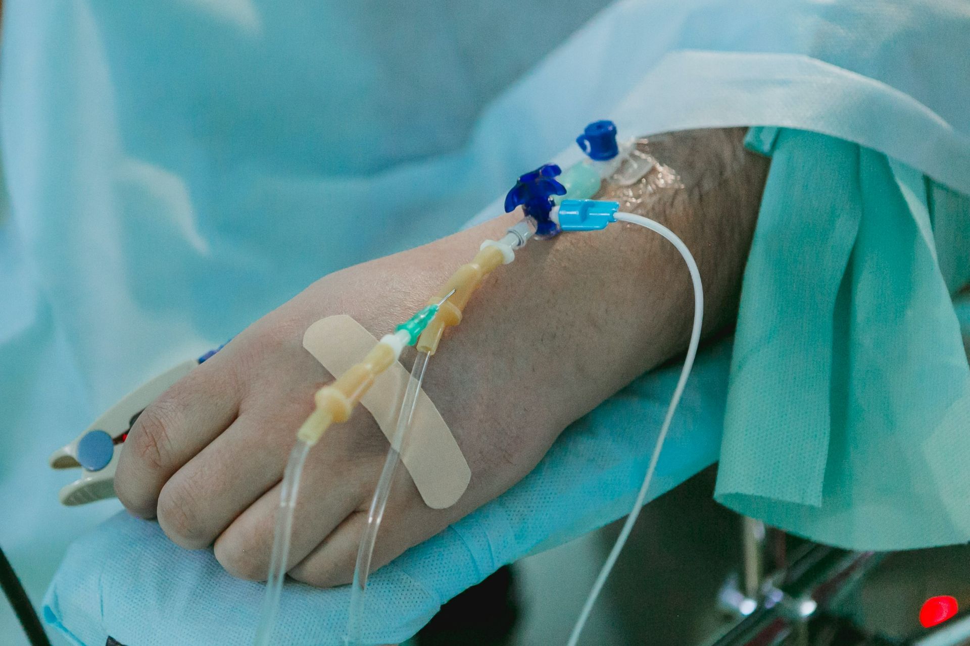 Iași: pacient cu triplă infecţie virală, internat în stare gravă