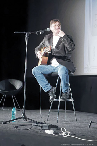 „One man show“ cu o chitară