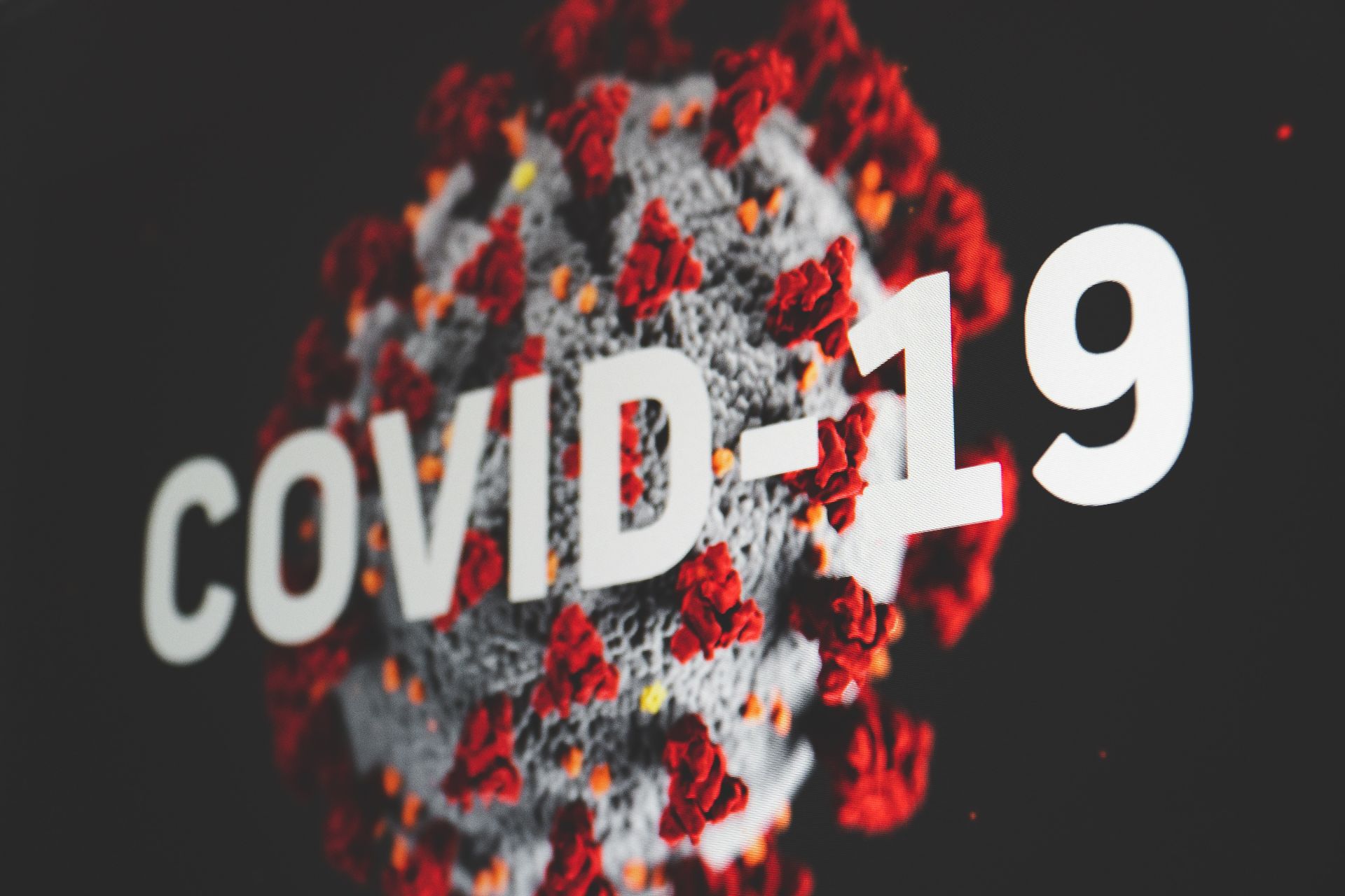 EMA avertizează că pandemia de COVID-19 nu s-a încheiat