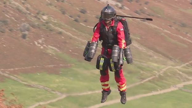 Un costum special i-ar putea ajuta pe paramedici să zboare