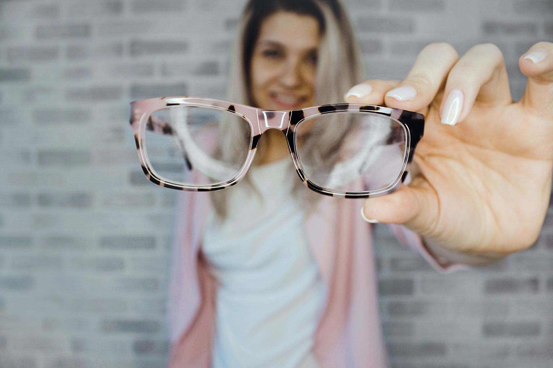 Picături de ochi care înlocuiesc ochelarii pentru citit, aprobate de FDA