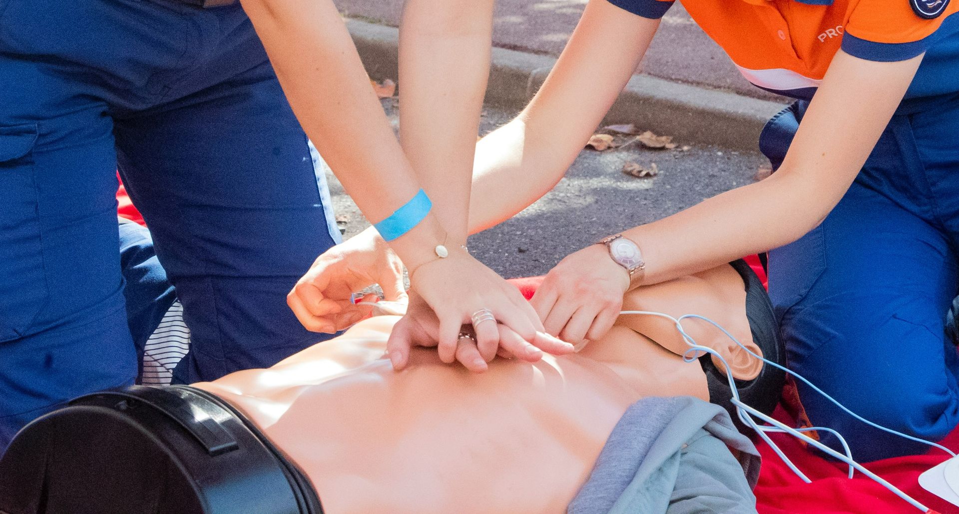 Un bărbat cu stop cardiac, salvat de profesori instruiţi să facă resuscitare