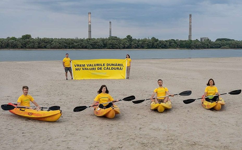 Activiștii Greenpeace România protestează în mijlocul albiei secate a Dunării