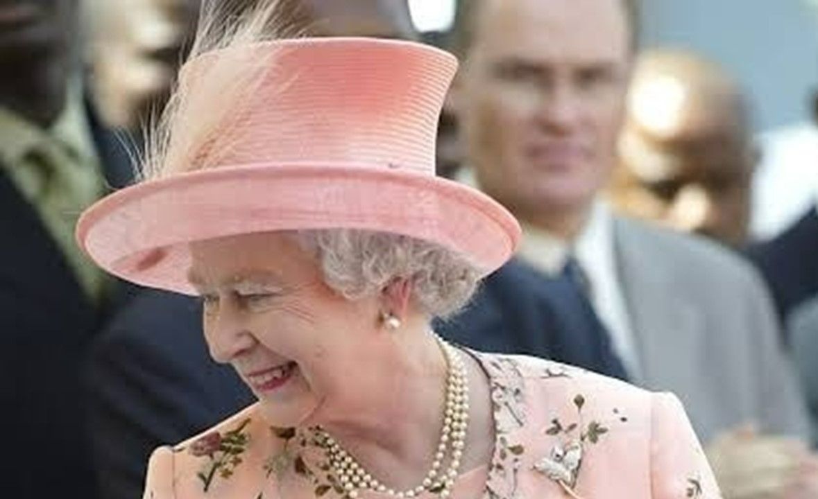 Cine îi dă sfaturi medicale reginei Angliei?