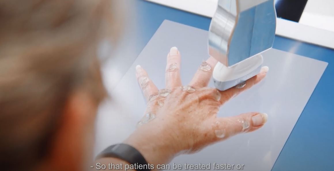 VIDEO: Un robot poate diagnostica artrita reumatoidă în doar 15 minute