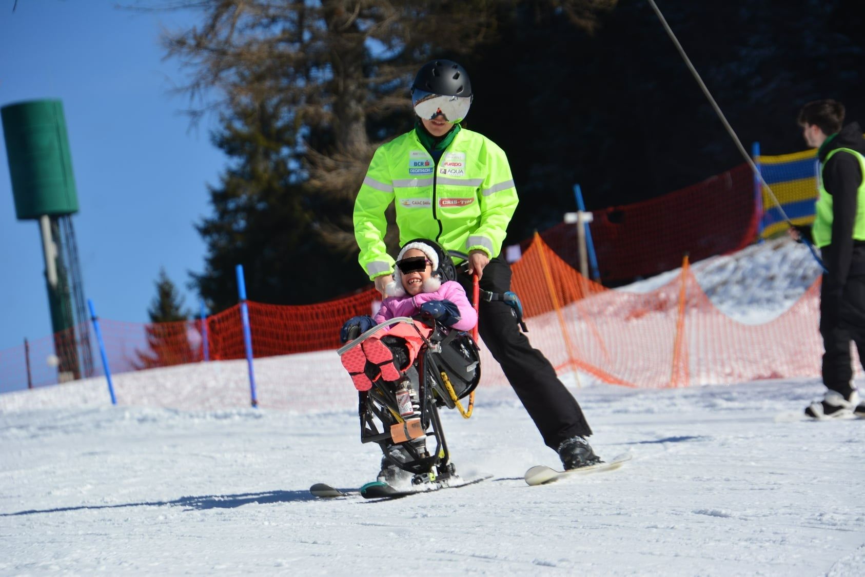 Tabăra de schi adaptat persoanelor cu dizabilități ajunge la Cluj