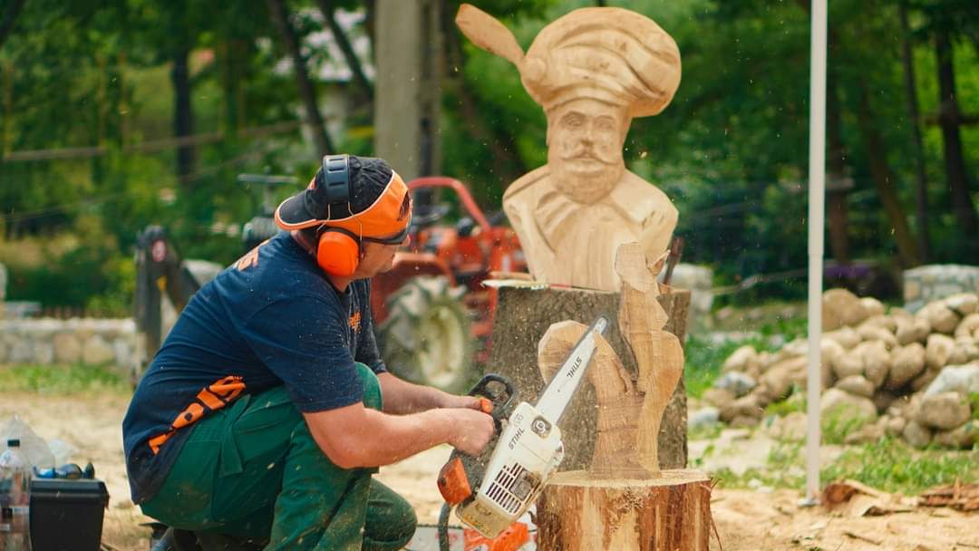 Lucrări în lemn, realizate de un angajat al spitalului, vor fi expuse la SCJU Timișoara