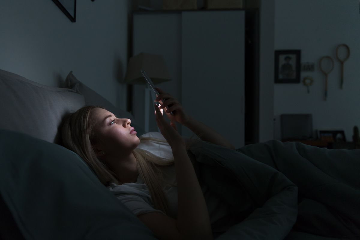 STUDIU. Folosirea telefonului mobil seara se asociază cu insomnia