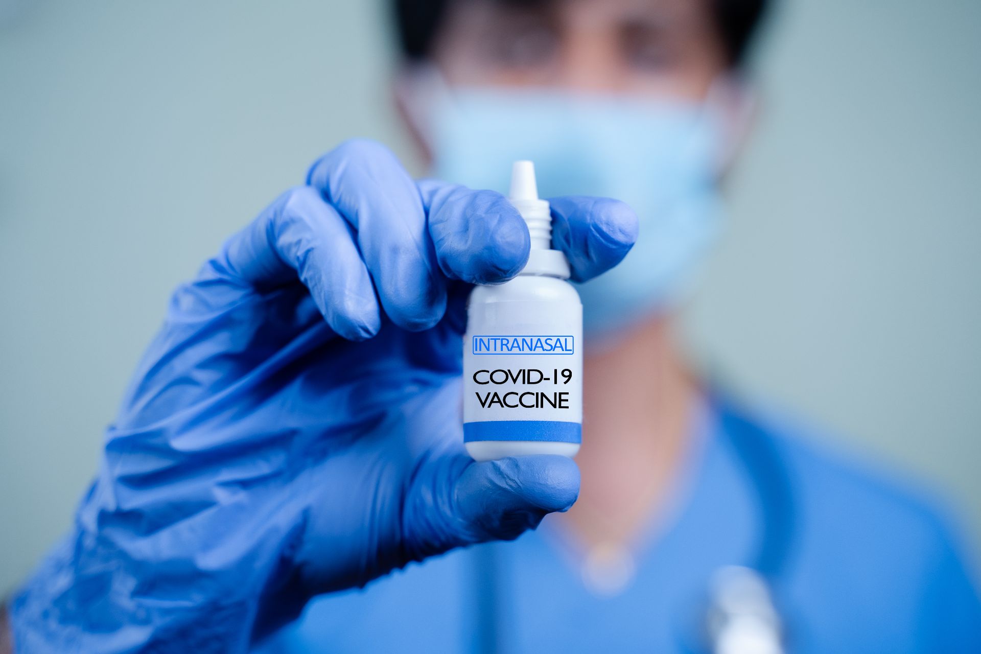 China aprobă  primul vaccin inhalator pentru COVID-19