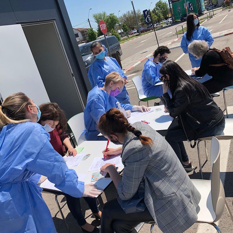 Studenții mediciniști din Galați fac voluntariat în centrul drive-through