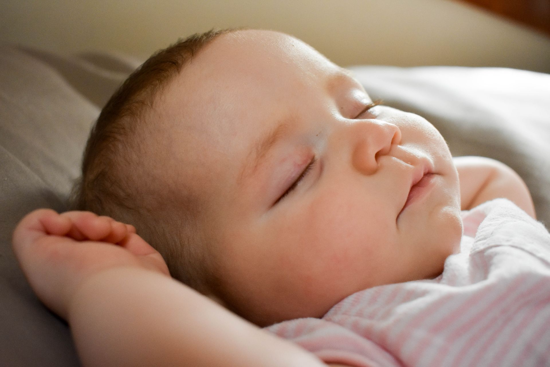 Somnul sugarilor: noile recomandări ale pediatrilor americani
