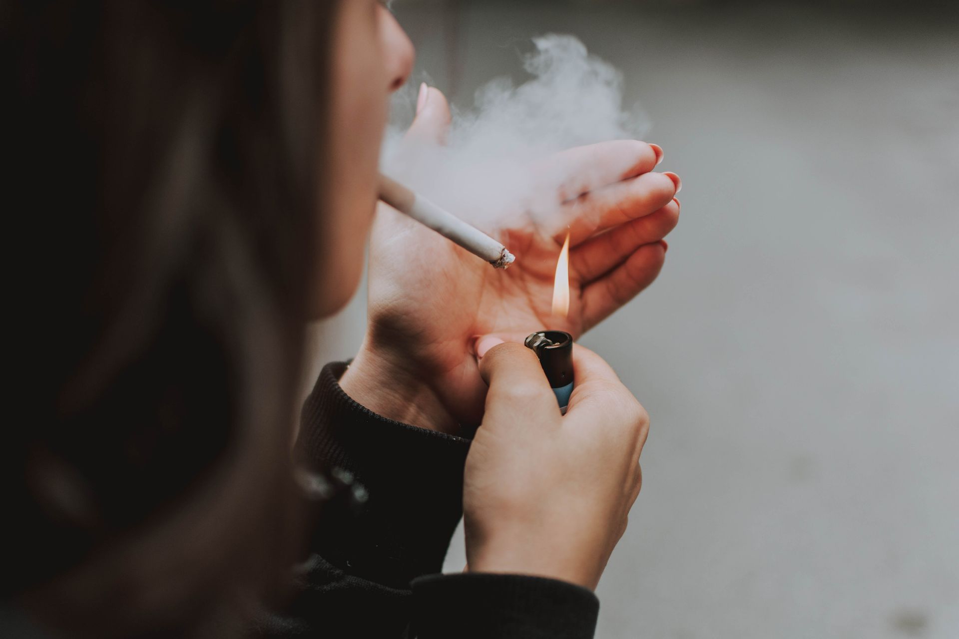 Peste 30% dintre adulţii români consumă curent o formă de tutun