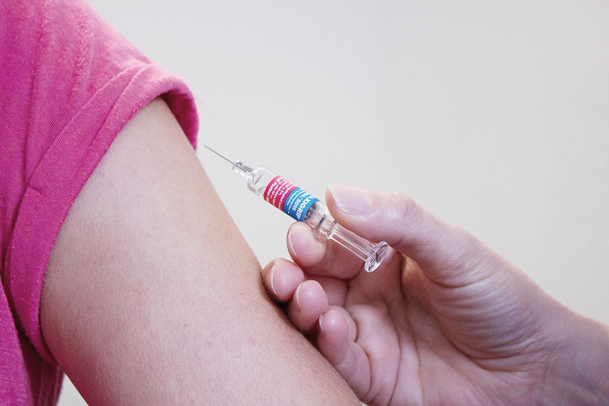 Vaccinarea împotriva COVID-19 și reacţiile adverse