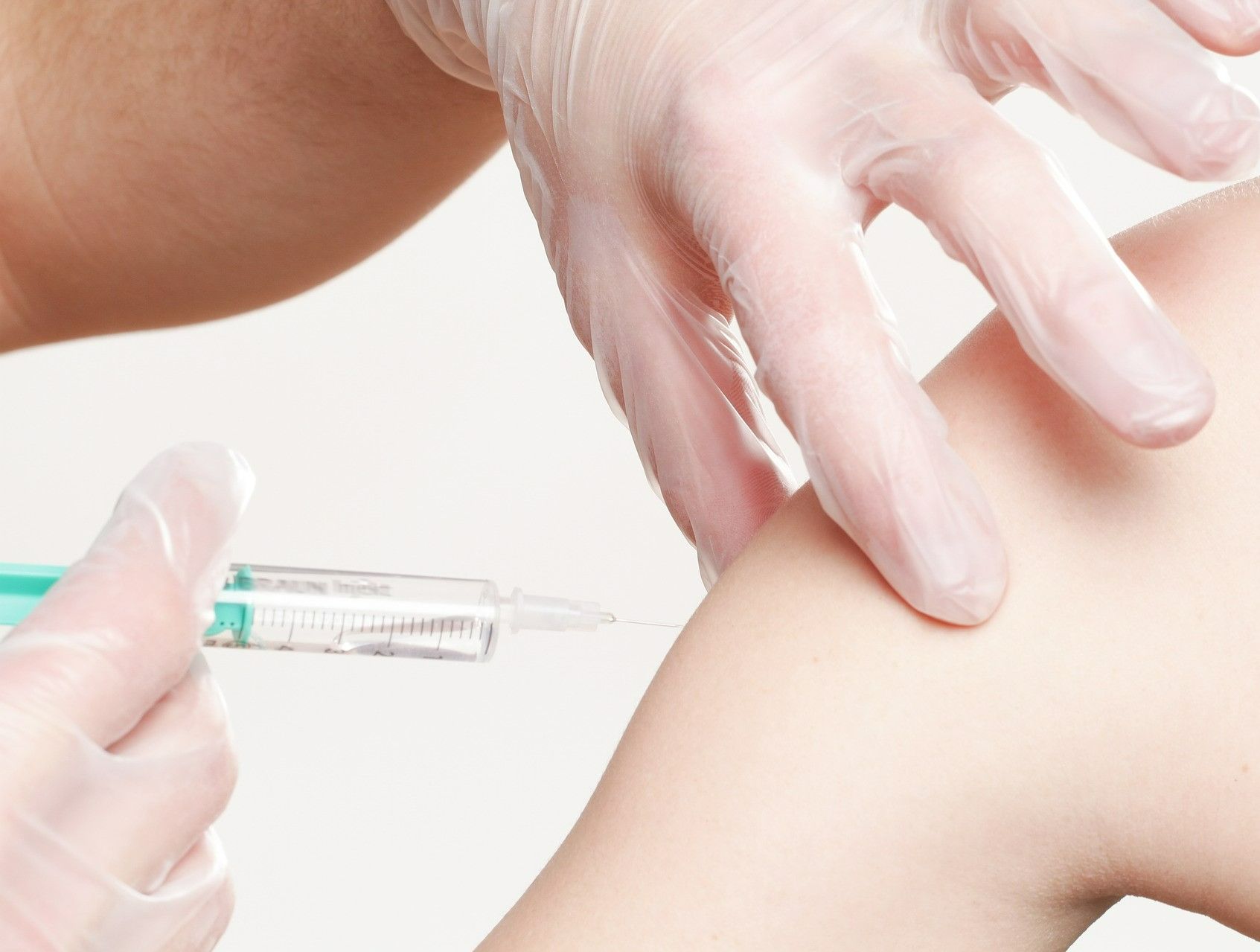 Cluj-Napoca, Deva, București: se deschid primele centre de vaccinare din mașină