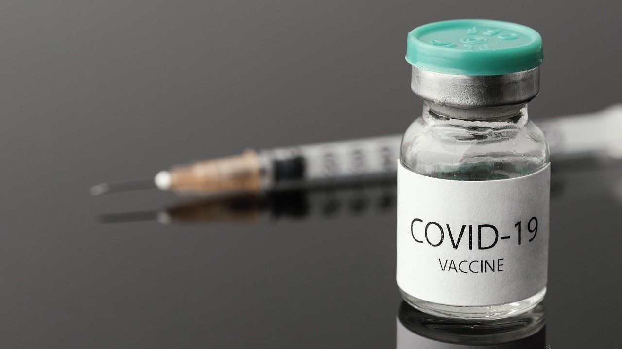 Peste 100.000 de români, vaccinați anti-COVID în 24 de ore
