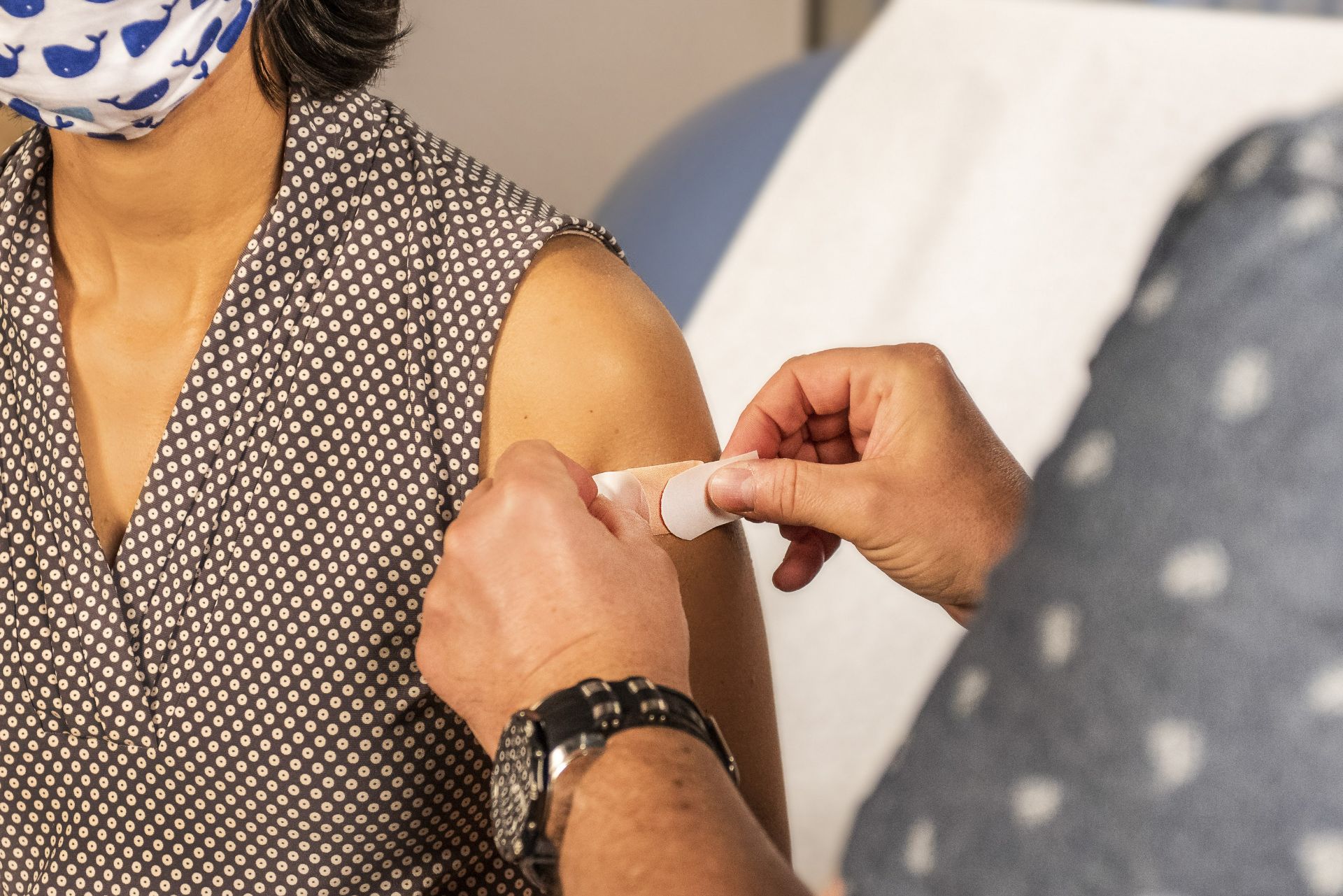 O doză de vaccin în plus pentru persoanele imunocompromise