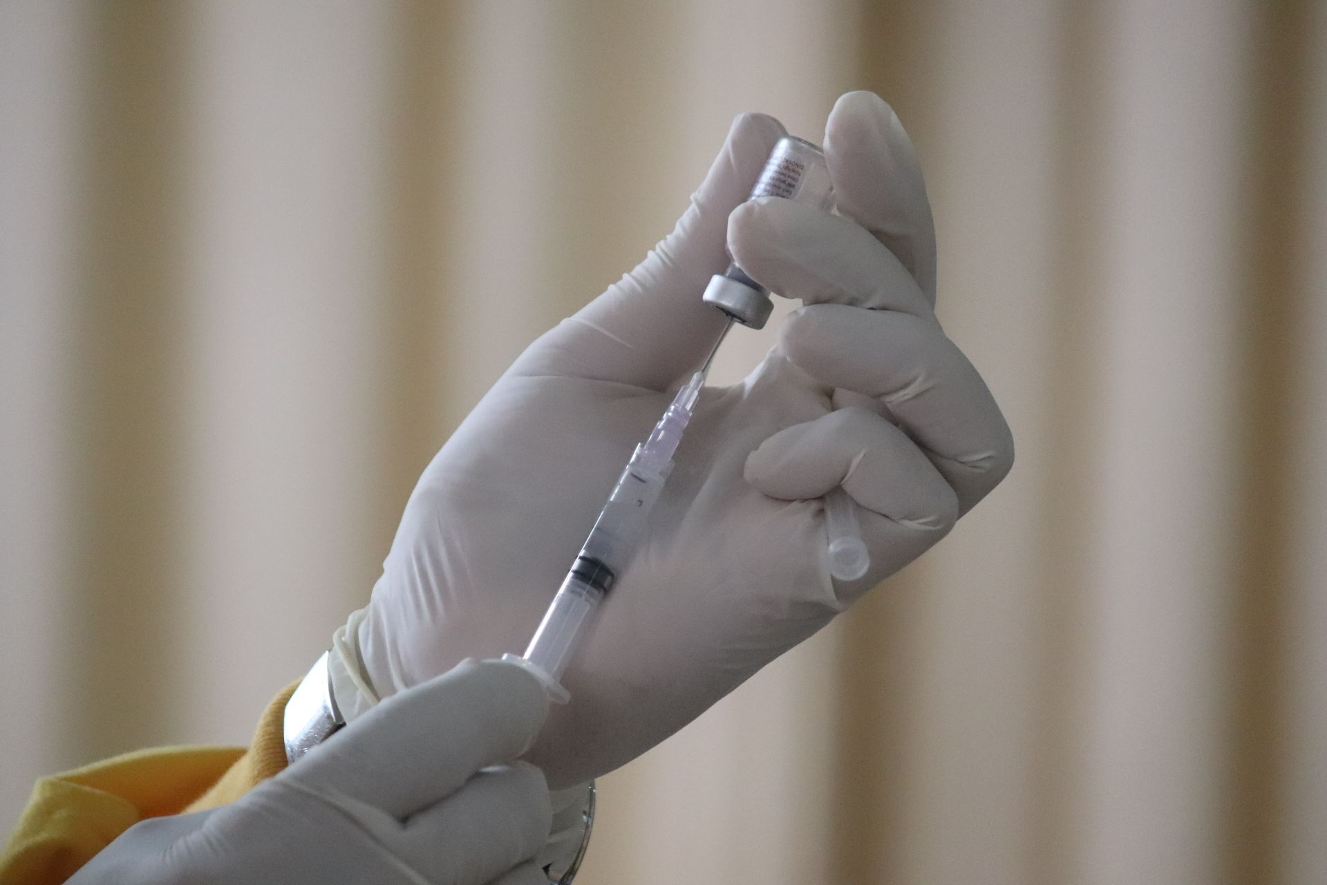 Cercetare Moderna: ser care combină o doză de rapel anti-COVID cu vaccinul antigripal