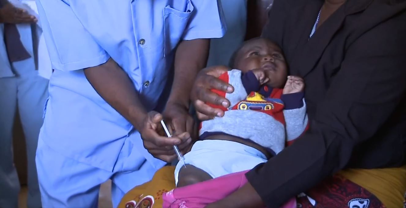 Moment istoric: OMS recomandă un vaccin inovator anti malarie, pentru copiii din Africa