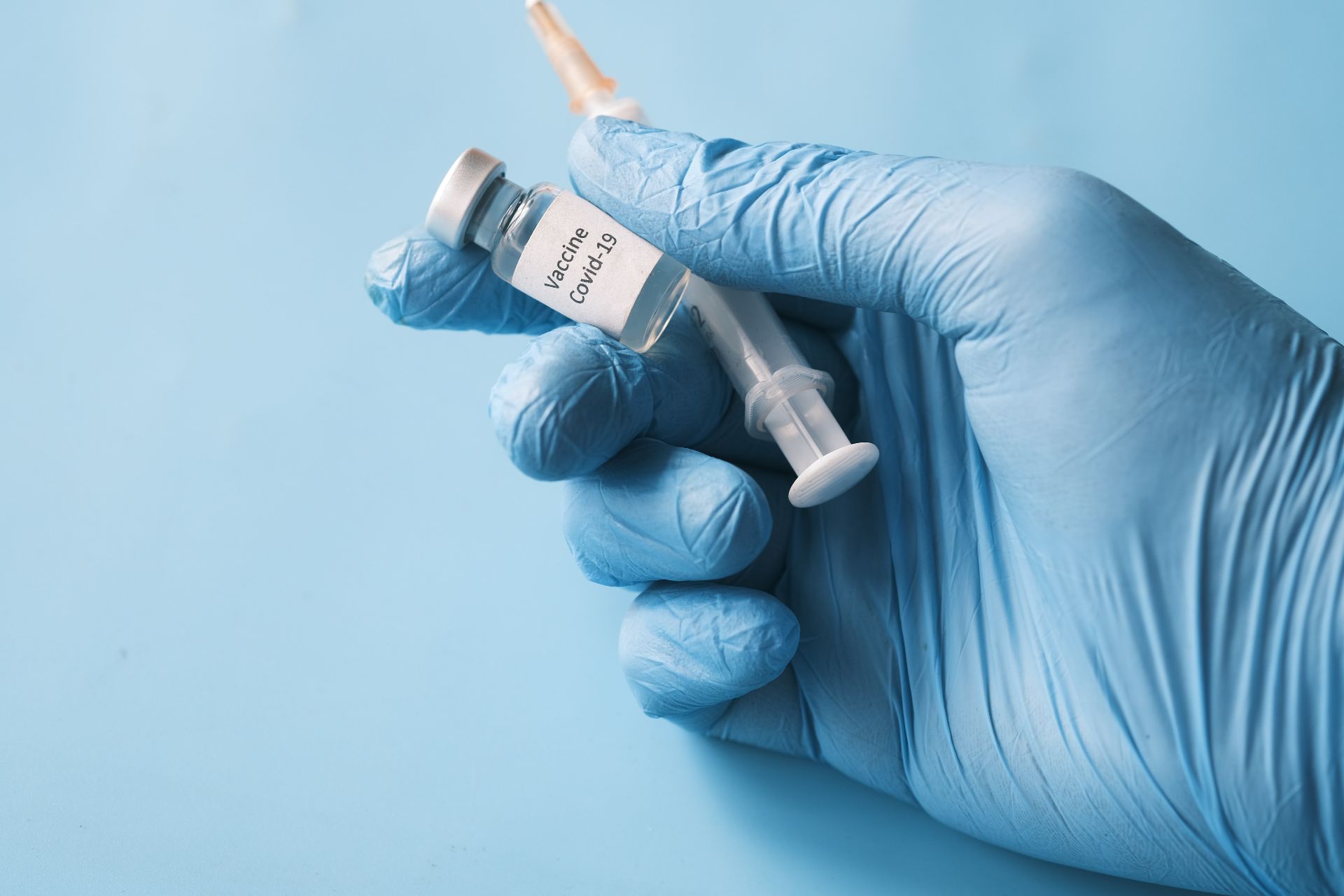 Un vaccin Pfizer adaptat la Omicron, disponibil în martie