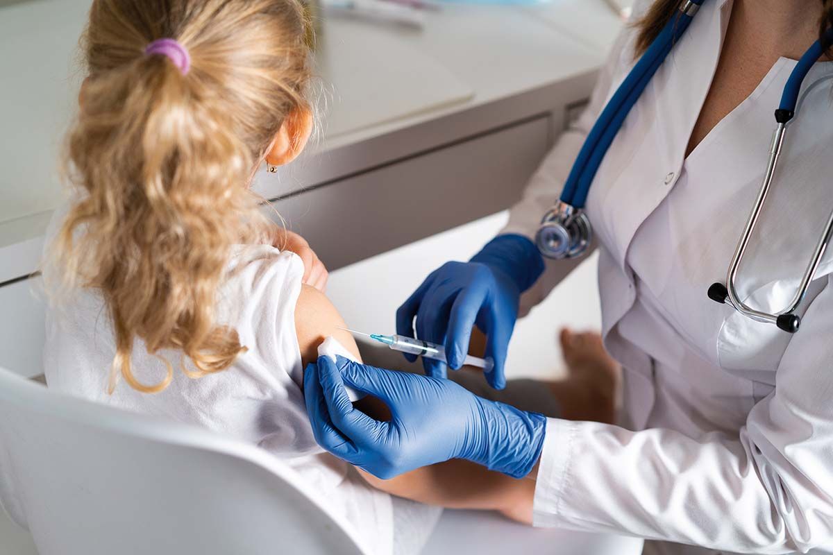 Tulcea: copii vaccinați împotriva COVID, la sediul Colegiului Medicilor