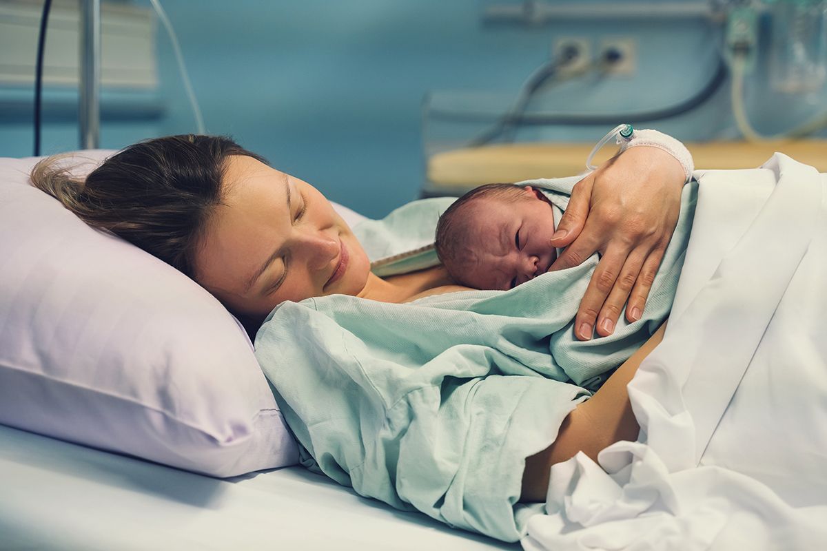Vaccinarea anti-COVID în sarcină protejează și bebelușii