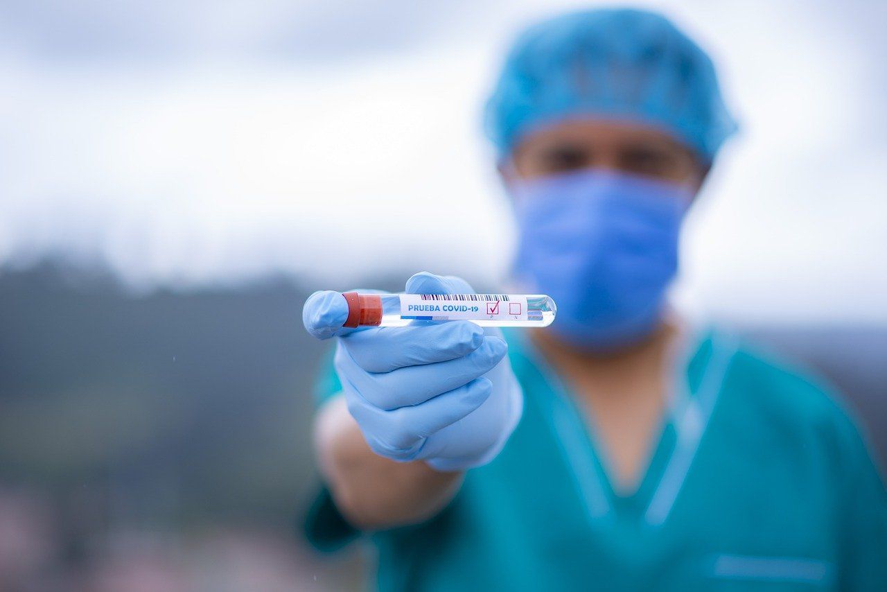 Peste 950 de cazuri de infectare cu noile variante ale SARS-CoV-2, depistate în România