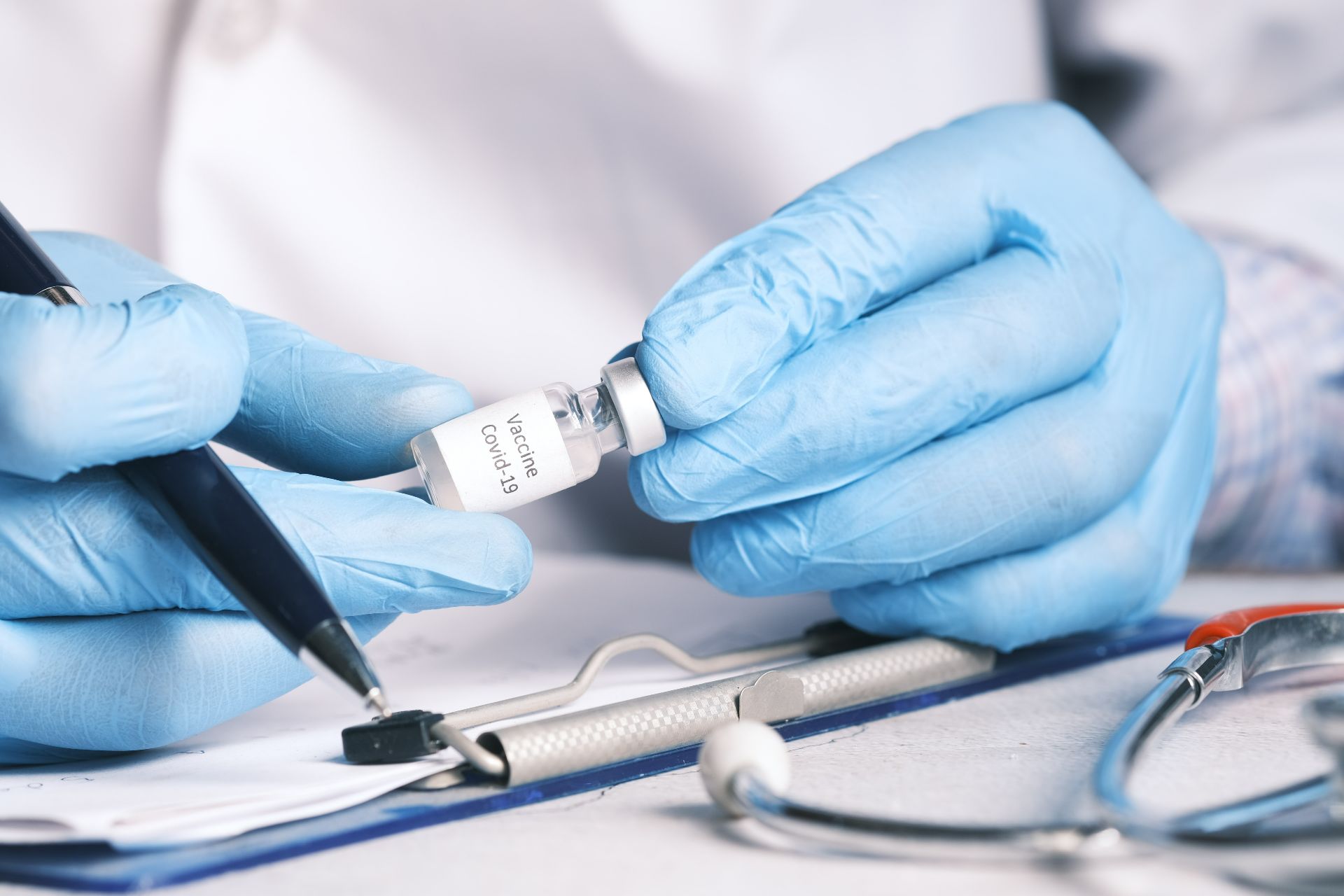 BioNTech şi Pfizer, cerere la EMA pentru autorizarea unui vaccin adaptat variantelor Omicron