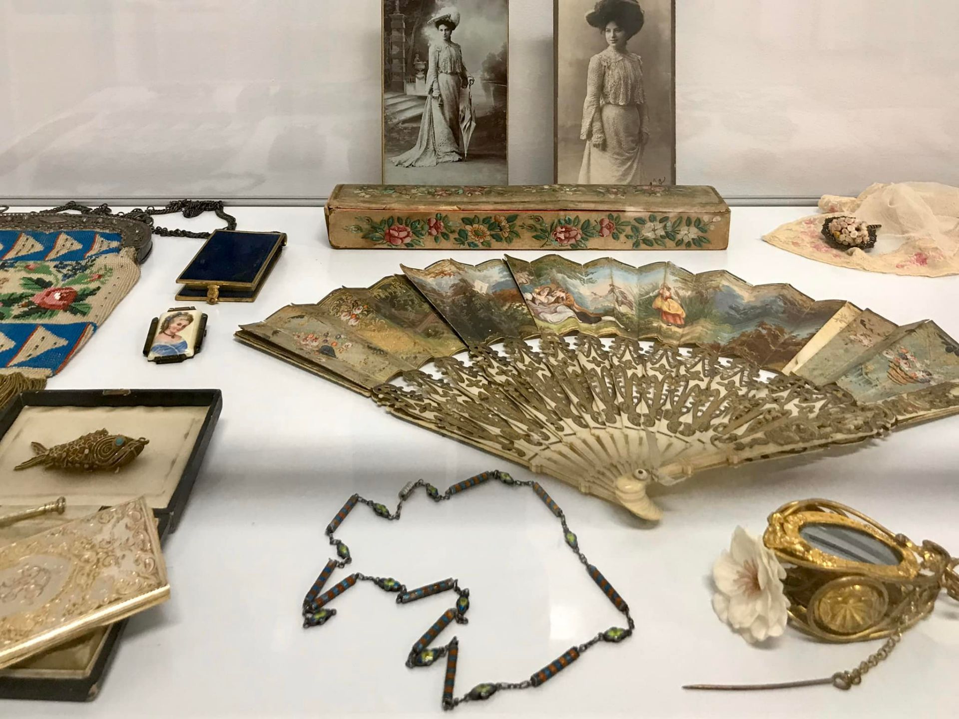 Expoziția „Un veac de feminitate”: mode șic, podoabe și parfumuri