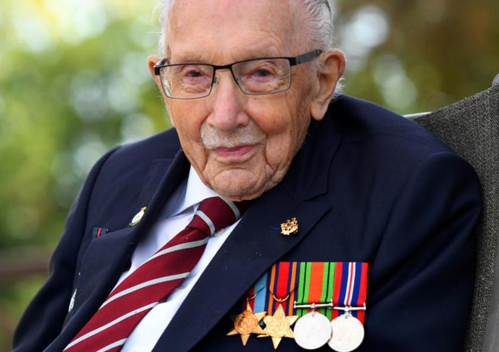 Veteranul de 100 de ani care a strâns donații pentru sistemul medical britanic are COVID