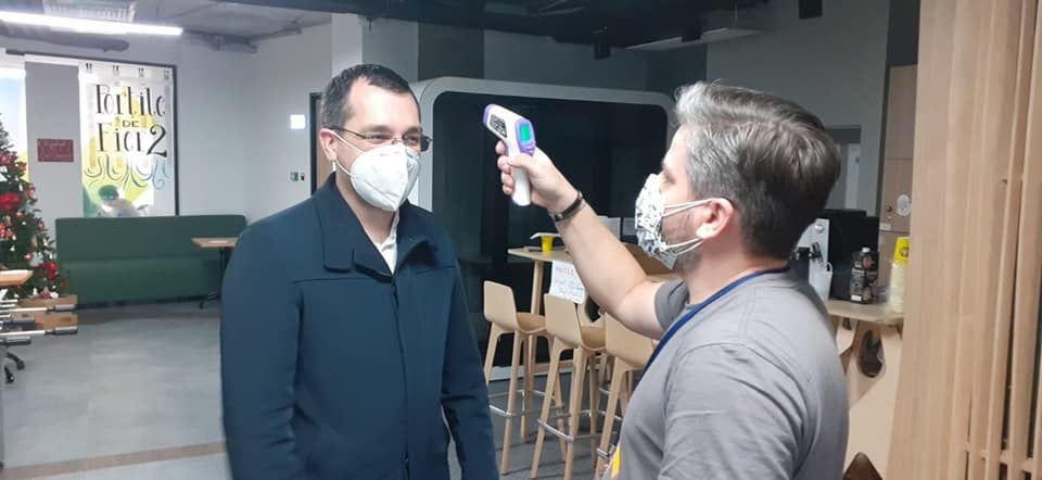Ministrul Vlad Voiculescu a vizitat call-centerul celor de la Geeks for Democracy
